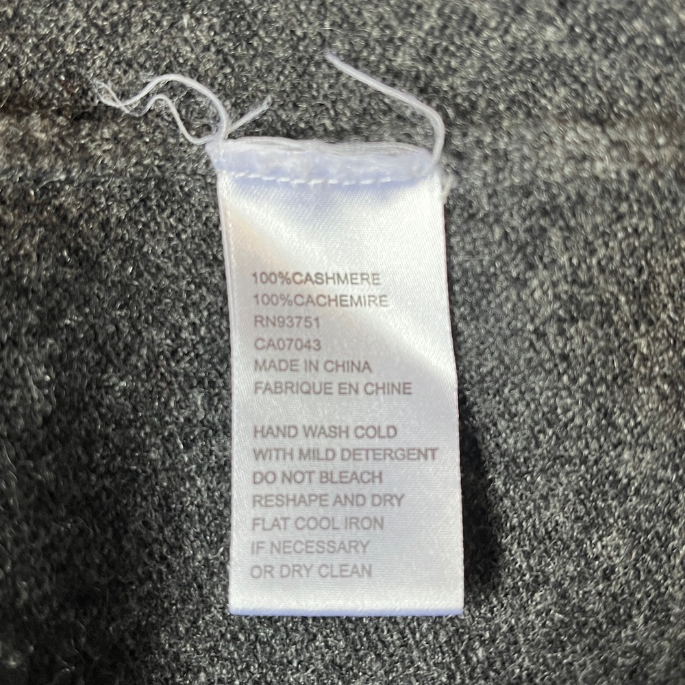 InCashmere Sweater - Picture 3 of 3